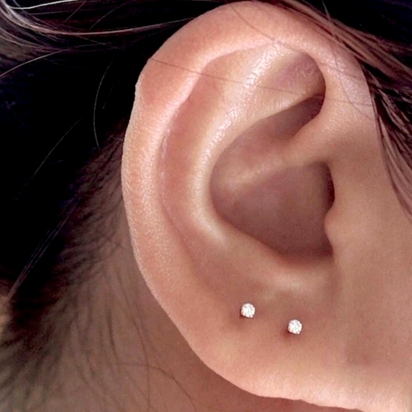 #Z24 New Earrings Crystal Studs Minimalist Tiny Classy 1 pair of Earrings - Picture 1 of 3